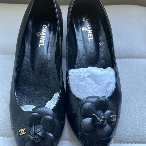 CHANEL Camellia Ballerina Flats – Chic Meets Comfort ✨ - Picture 4 of 8
